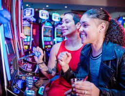 Trải nghiệm cá cược thể thao và casino trên qq88 okvip bằng điện thoại di động
